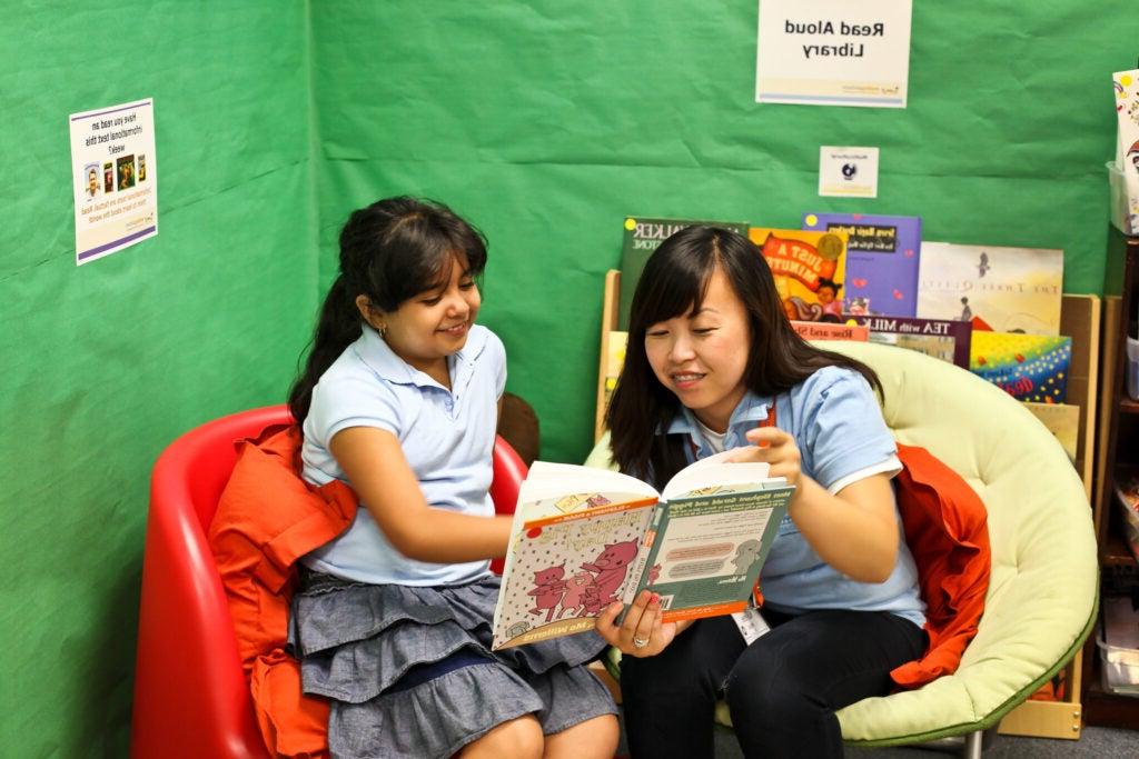 导师和学生一起学习阅读.